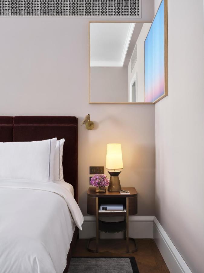 Hotel Rosewood Vienne Extérieur photo A bedside table