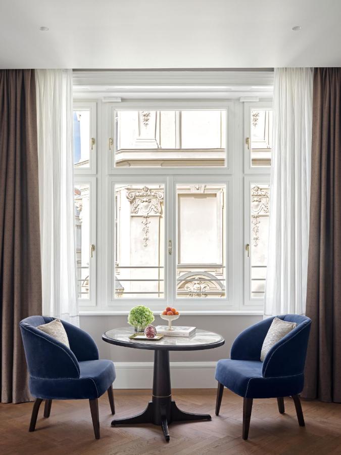 Hotel Rosewood Vienne Extérieur photo A window in a hotel room