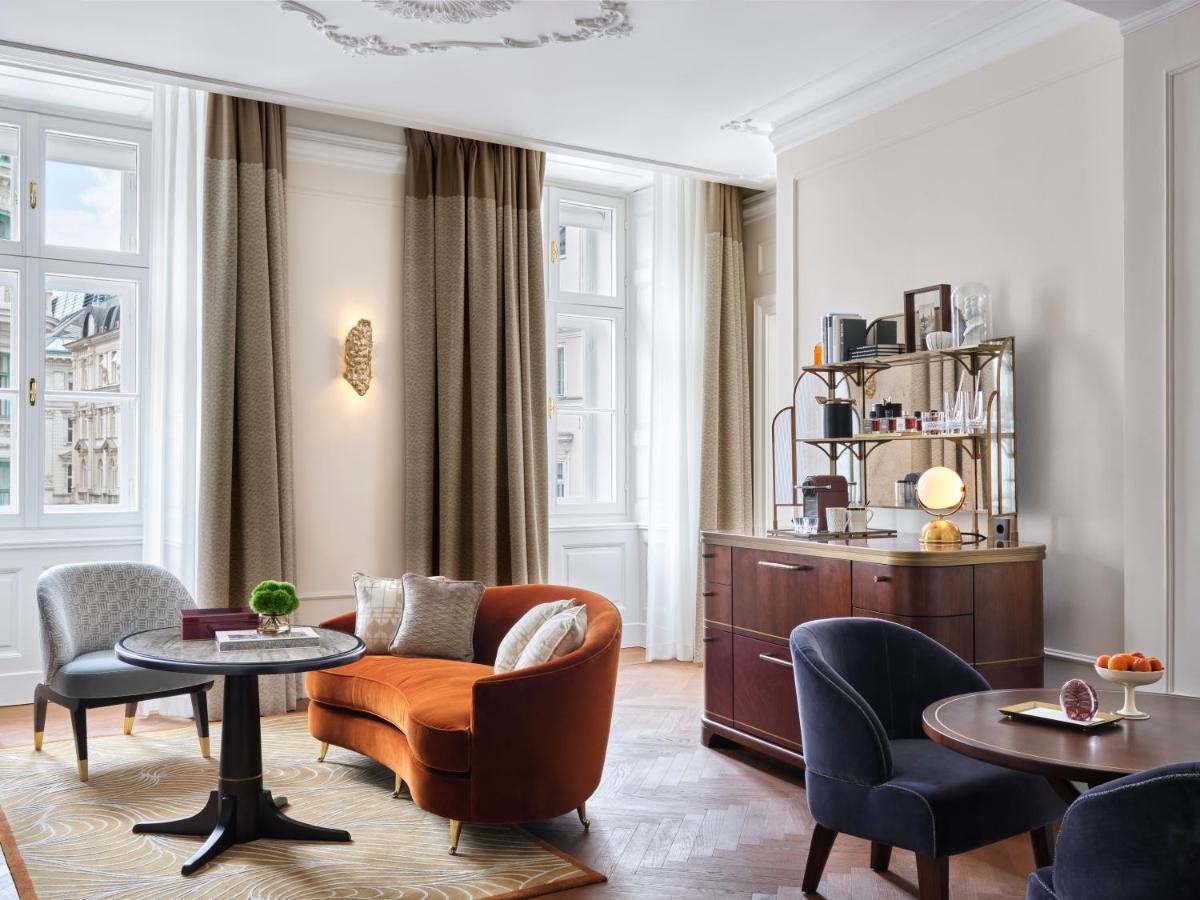 Hotel Rosewood Vienne Extérieur photo The living room of a suite at the hotel