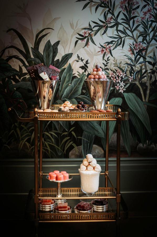 Hotel Rosewood Vienne Extérieur photo A trolley with a selection of desserts