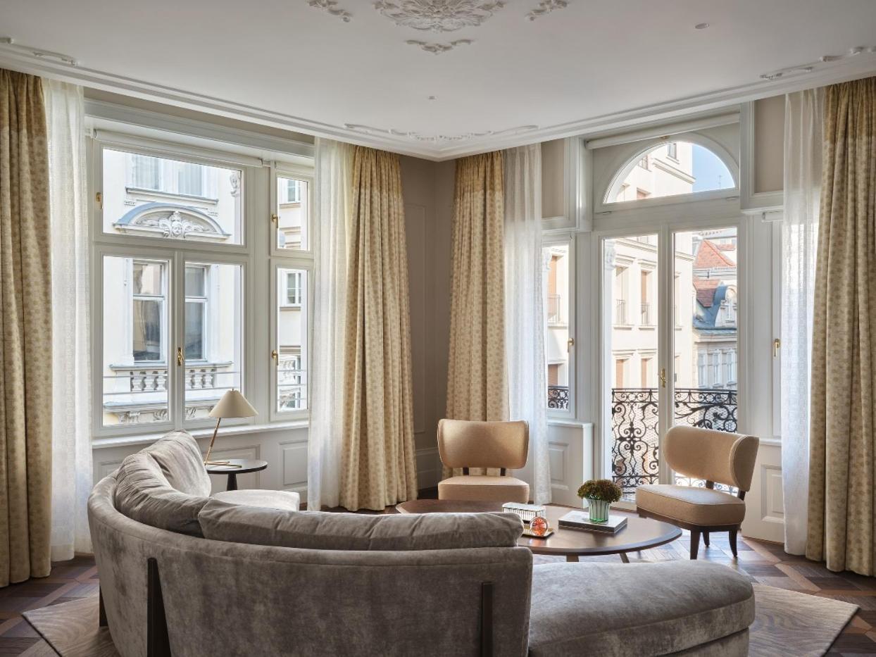 Hotel Rosewood Vienne Extérieur photo The living room of a suite at the Hotel de Crillon