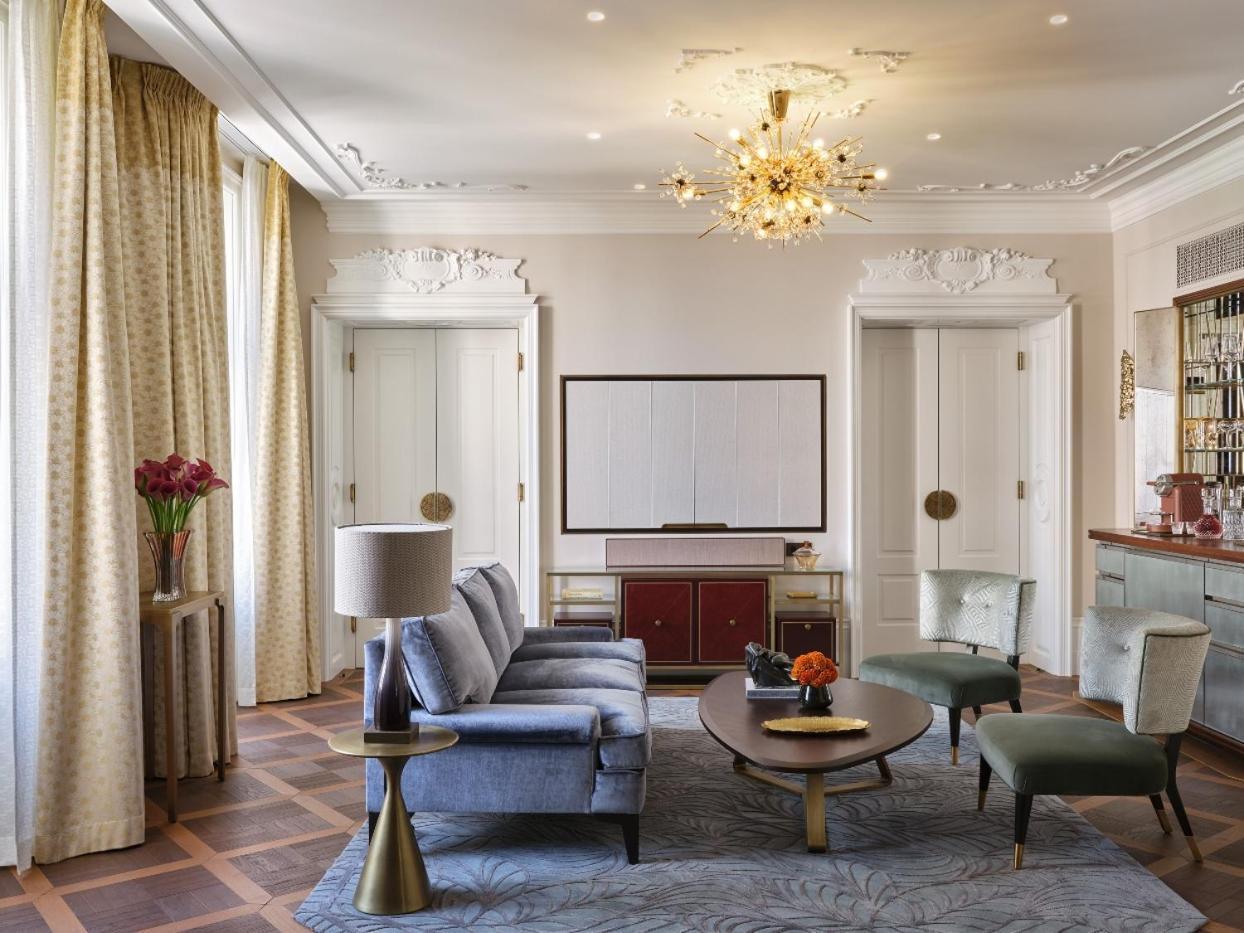 Hotel Rosewood Vienne Extérieur photo The living room of a suite at The London West Hollywood
