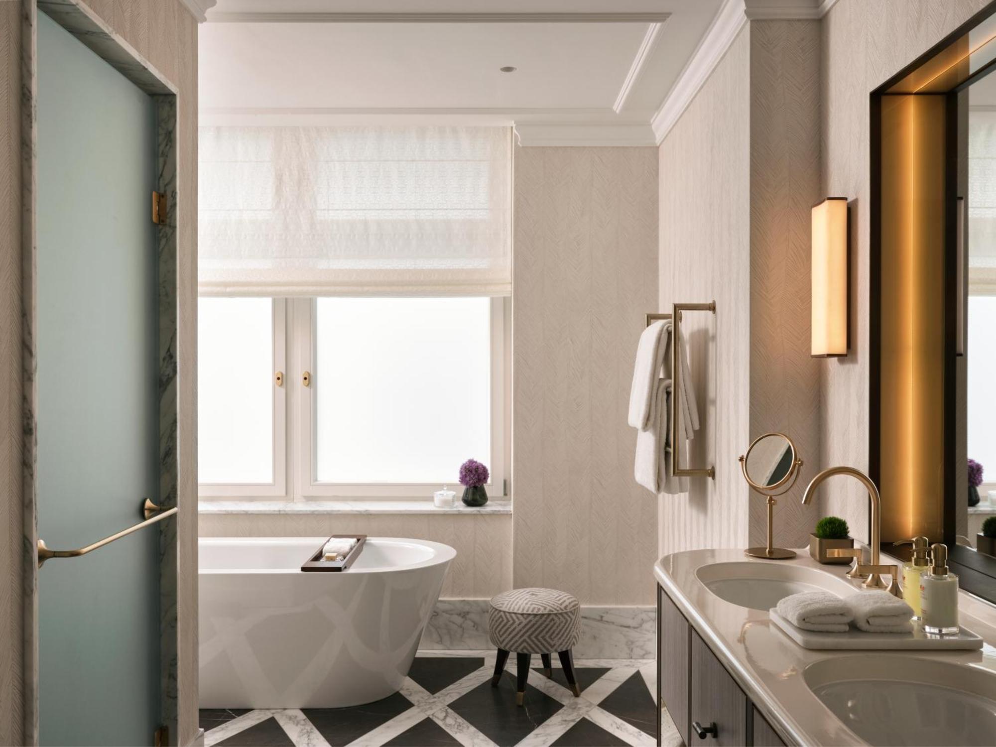 Hotel Rosewood Vienne Extérieur photo A bathroom at The Carlyle